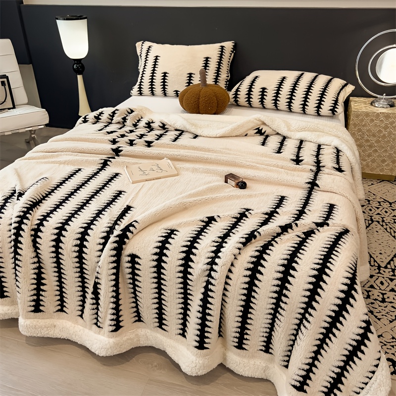 1pc Double-Layer Autumn And Winter Warm Polyester Suitable for Bedrooms, Sofas, Nap Time, Multi-Purpose, Multi-Color Options, Quick Heating Blanket, Exquisite Pattern Design, Preferred Gift